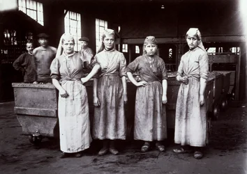Retrato de cuatro jóvenes trabajadoras, empleadas para clasificar carbón en el establecimiento minero de Leus, Francia, 1896